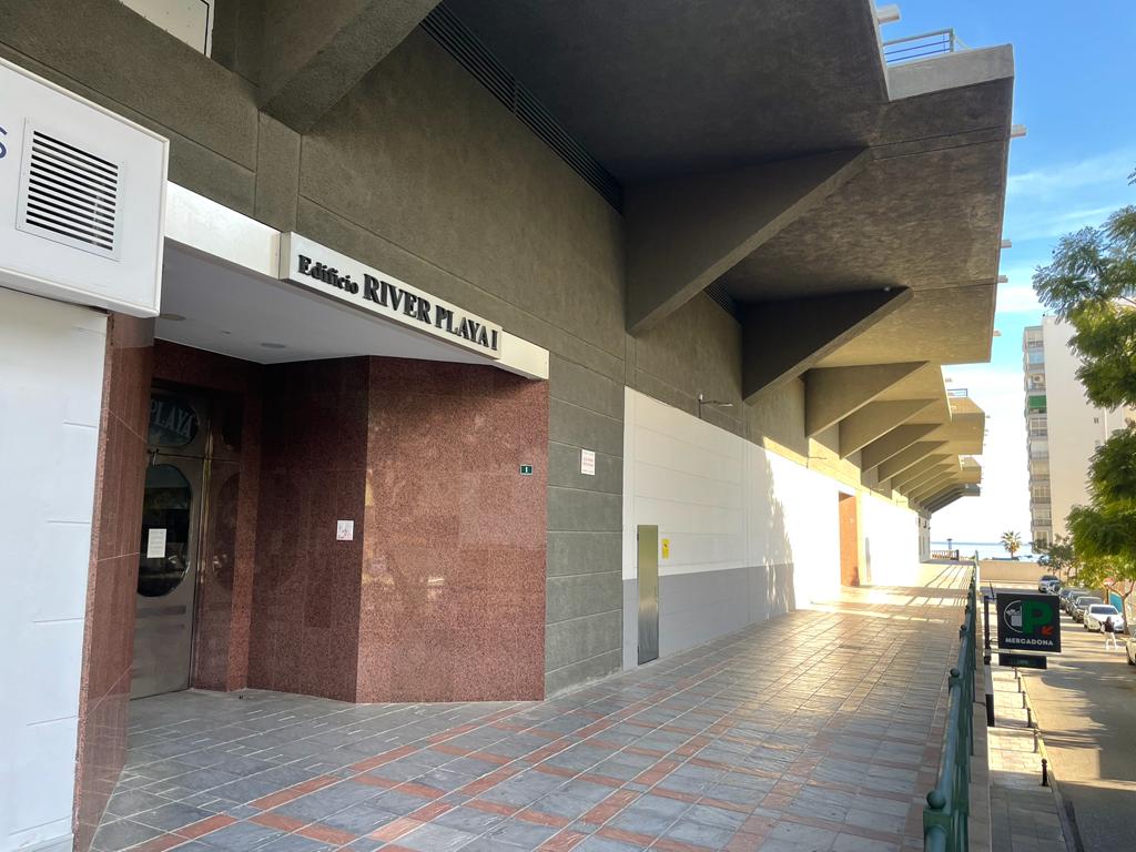 Halv säsong . Uthyres från 01/09/25 - 30/06/26 Trevlig lägenhet på 1: a raden av stranden i Fuengirola