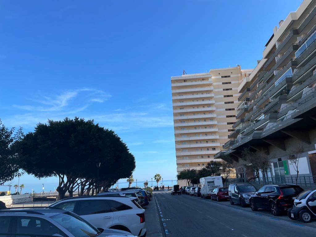 Halv säsong . Uthyres från 01/09/25 - 30/06/26 Trevlig lägenhet på 1: a raden av stranden i Fuengirola