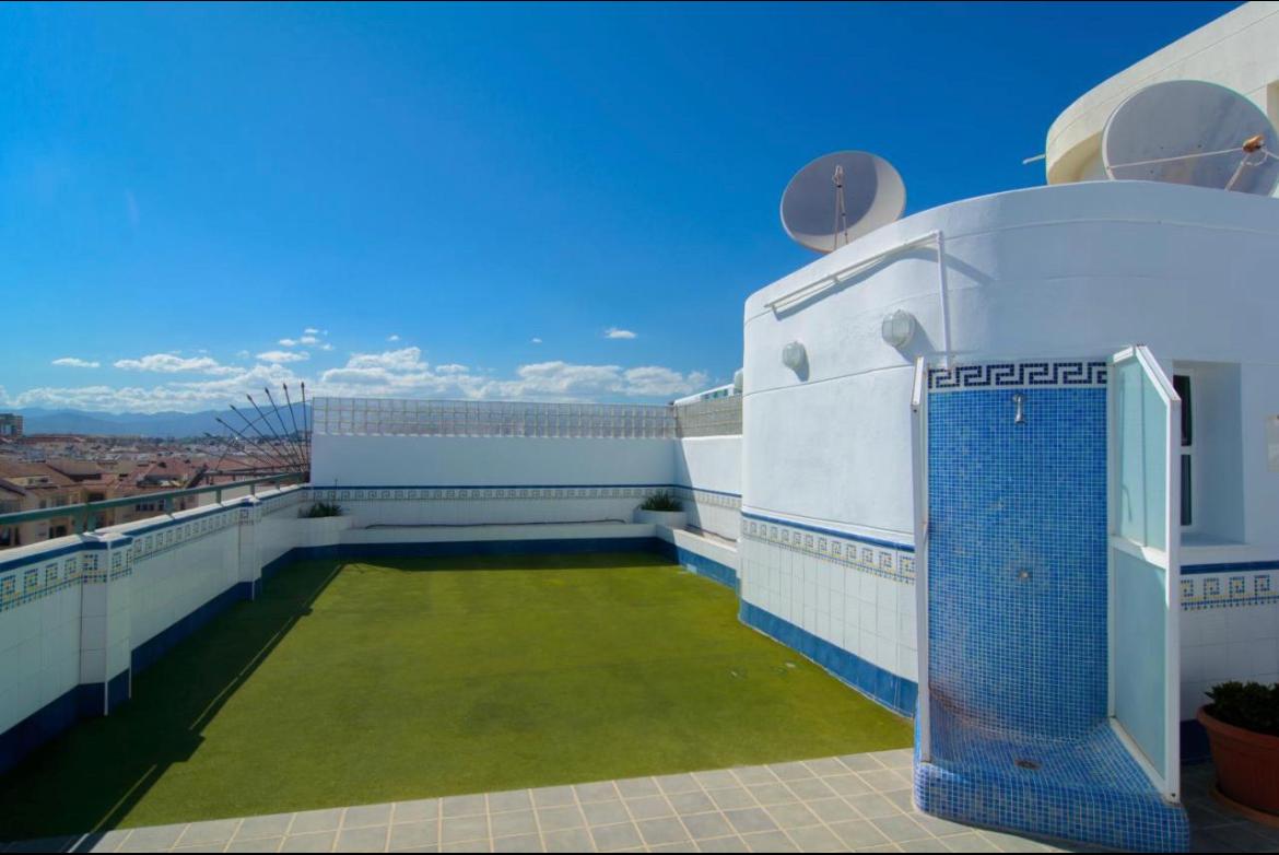 Halv säsong . Uthyres från 01/09/25 - 30/06/26 Trevlig lägenhet på 1: a raden av stranden i Fuengirola