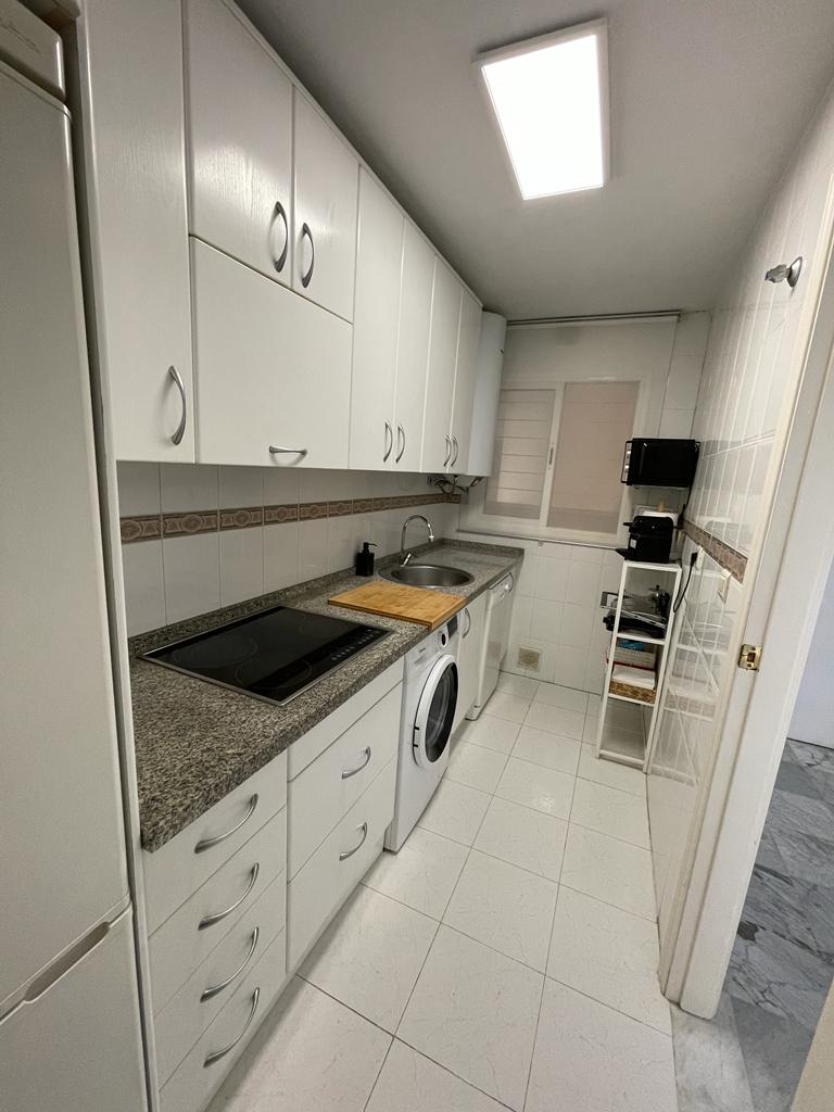 Halv säsong . Uthyres från 01/09/25 - 30/06/26 Trevlig lägenhet på 1: a raden av stranden i Fuengirola