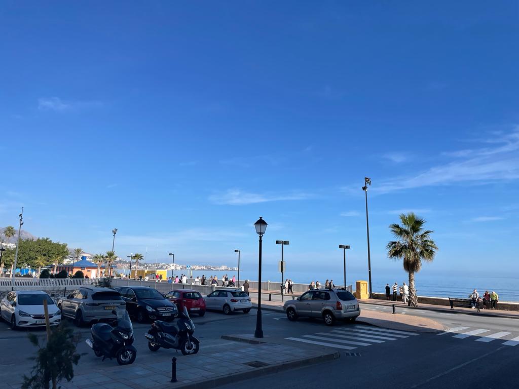 Halv säsong . Uthyres från 01/09/25 - 30/06/26 Trevlig lägenhet på 1: a raden av stranden i Fuengirola