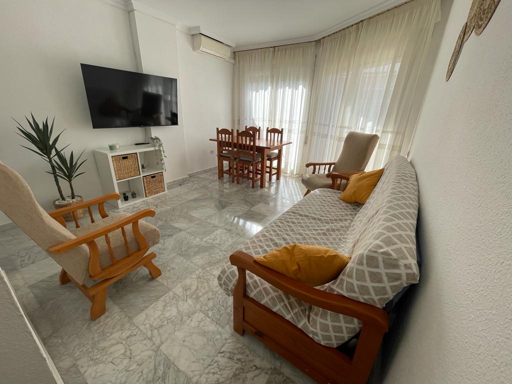 Halv säsong . Uthyres från 01/09/25 - 30/06/26 Trevlig lägenhet på 1: a raden av stranden i Fuengirola