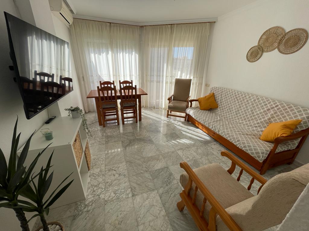Halv säsong . Uthyres från 01/09/25 - 30/06/26 Trevlig lägenhet på 1: a raden av stranden i Fuengirola