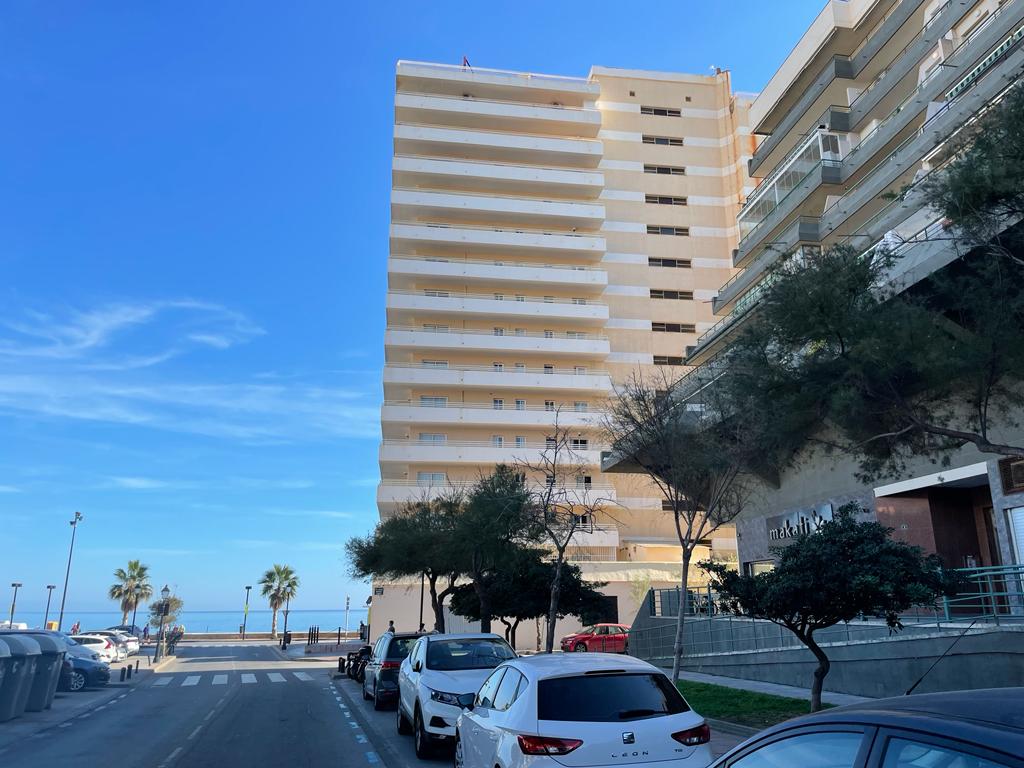 Halv säsong . Uthyres från 01/09/25 - 30/06/26 Trevlig lägenhet på 1: a raden av stranden i Fuengirola