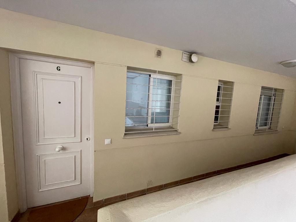 Halv säsong . Uthyres från 01/09/25 - 30/06/26 Trevlig lägenhet på 1: a raden av stranden i Fuengirola
