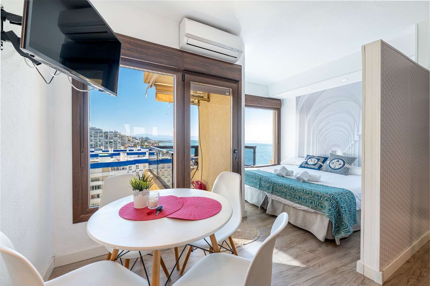 HALF SEASON. IT IS RENTED FROM 01. 09.2025 TO 30.6.26 BEAUTIFUL APARTMENT ON THE 1ST LINE OF THE BEACH IN BENALMADENA