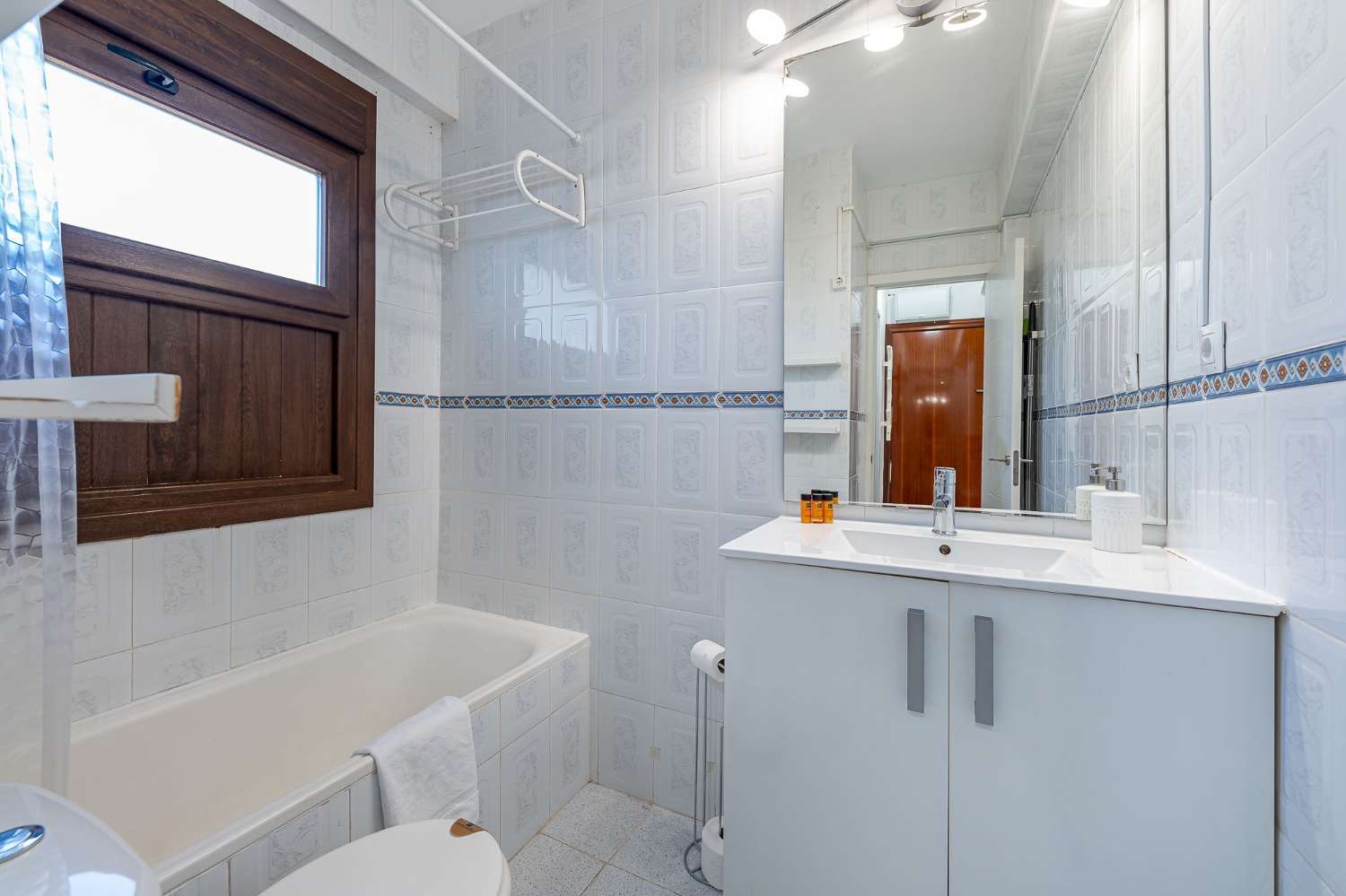 HALF SEASON. IT IS RENTED FROM 01. 09.2025 TO 30.6.26 BEAUTIFUL APARTMENT ON THE 1ST LINE OF THE BEACH IN BENALMADENA