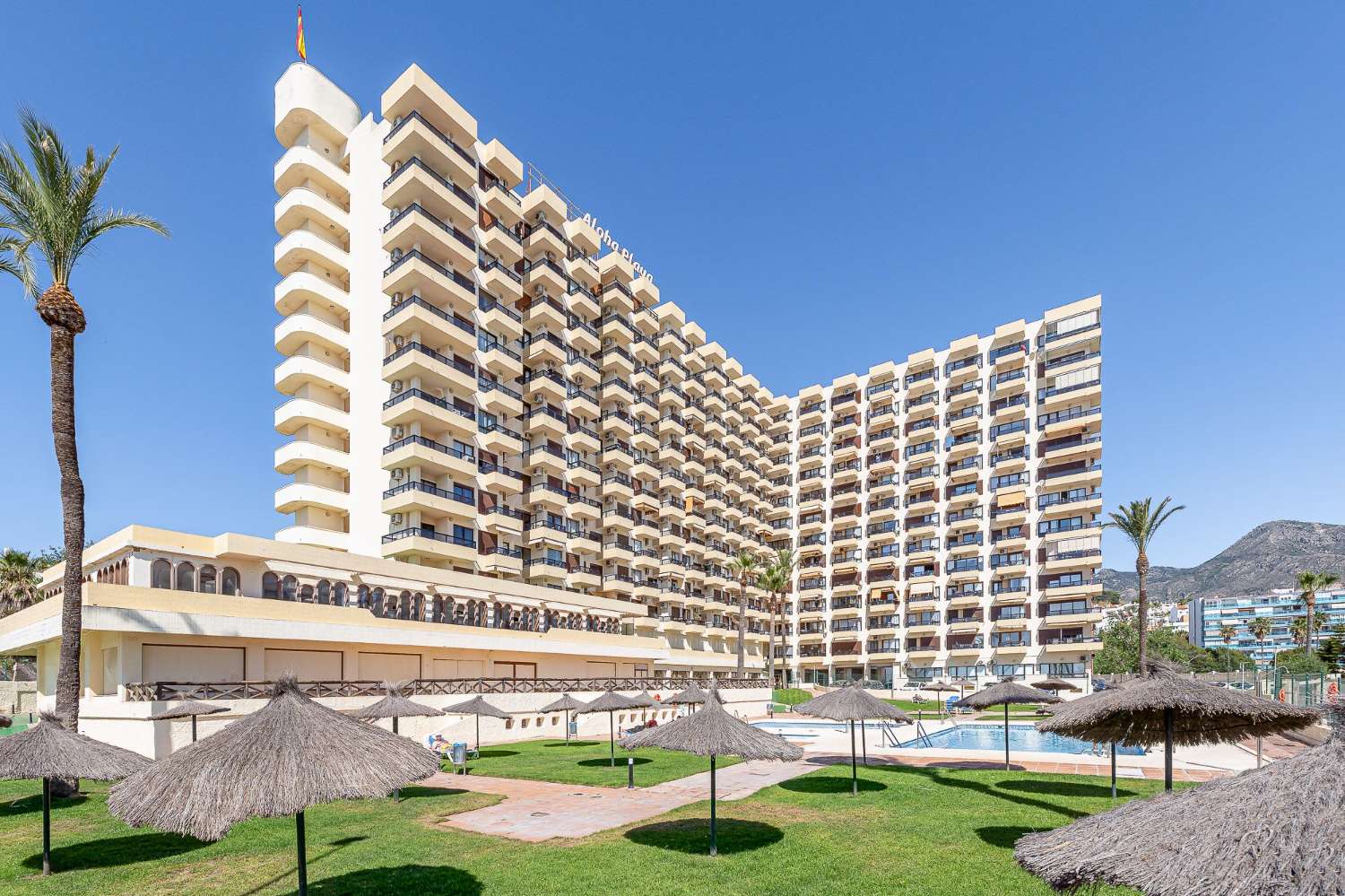 HALF SEASON. IT IS RENTED FROM 01. 09.2025 TO 30.6.26 BEAUTIFUL APARTMENT ON THE 1ST LINE OF THE BEACH IN BENALMADENA