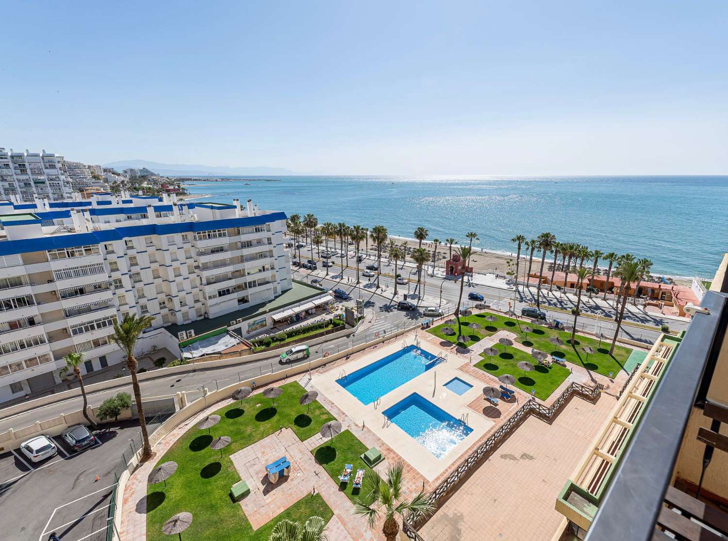 HALF SEASON. IT IS RENTED FROM 01. 09.2025 TO 30.6.26 BEAUTIFUL APARTMENT ON THE 1ST LINE OF THE BEACH IN BENALMADENA