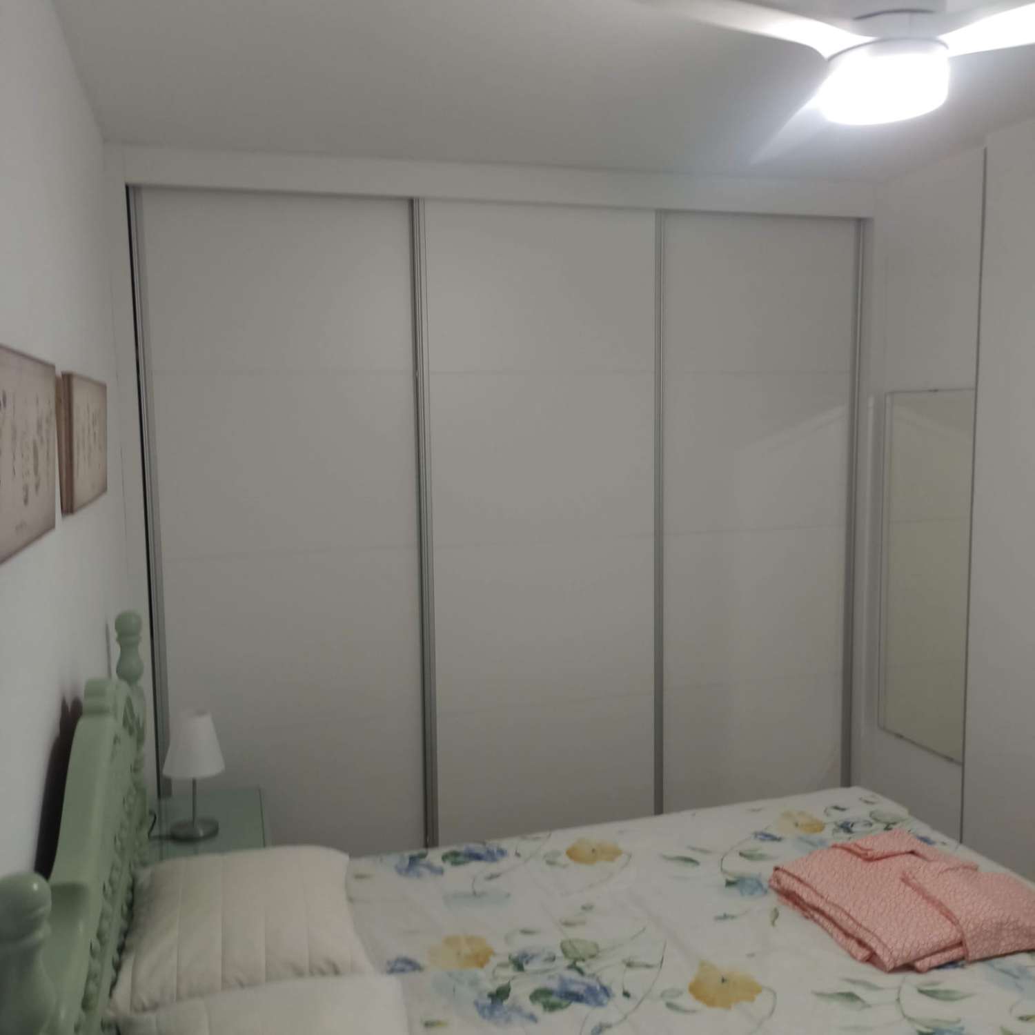 HALV SÄSONG. UTHYRES FRÅN 1.2.26 -31-5.26 TREVLIG LÄGENHET MED HAVSUTSIKT I CENTRUM AV ARROYO DE LA MIEL (BENALMADENA)