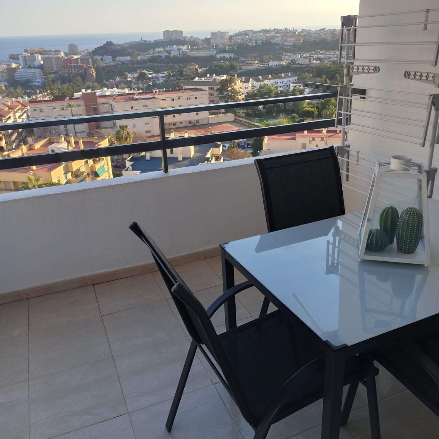 HALV SÄSONG. UTHYRES FRÅN 1.2.26 -31-5.26 TREVLIG LÄGENHET MED HAVSUTSIKT I CENTRUM AV ARROYO DE LA MIEL (BENALMADENA)