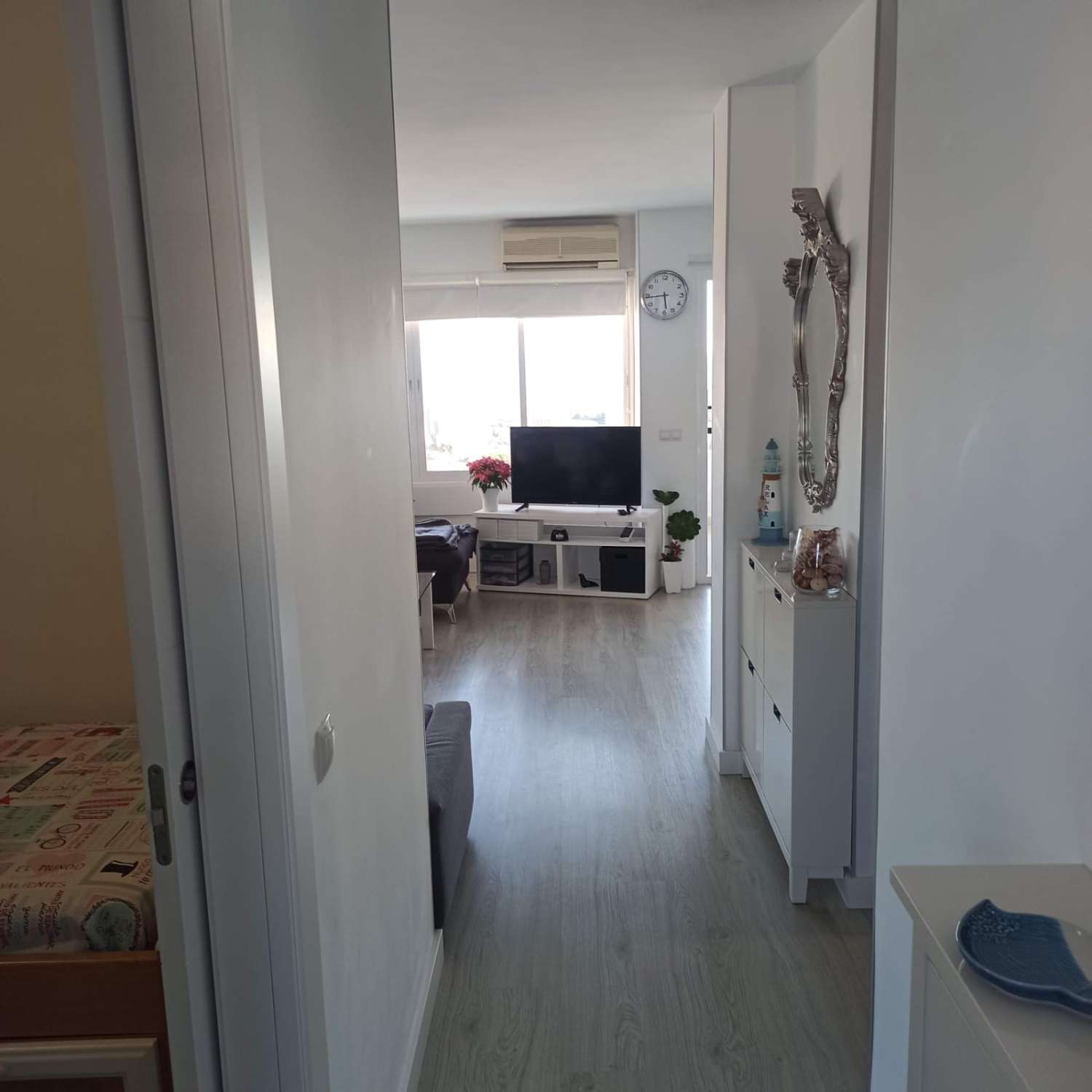 HALV SÄSONG. UTHYRES FRÅN 1.2.26 -31-5.26 TREVLIG LÄGENHET MED HAVSUTSIKT I CENTRUM AV ARROYO DE LA MIEL (BENALMADENA)