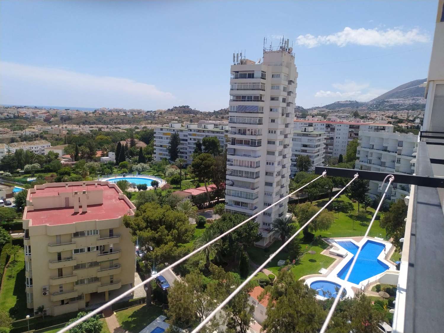 HALV SÄSONG. UTHYRES FRÅN 1.2.26 -31-5.26 TREVLIG LÄGENHET MED HAVSUTSIKT I CENTRUM AV ARROYO DE LA MIEL (BENALMADENA)