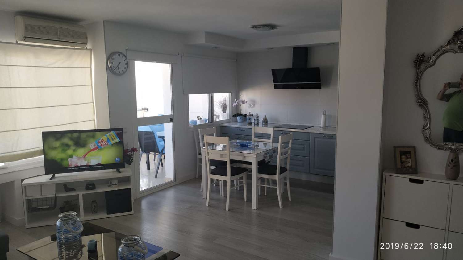HALV SÄSONG. UTHYRES FRÅN 1.2.26 -31-5.26 TREVLIG LÄGENHET MED HAVSUTSIKT I CENTRUM AV ARROYO DE LA MIEL (BENALMADENA)