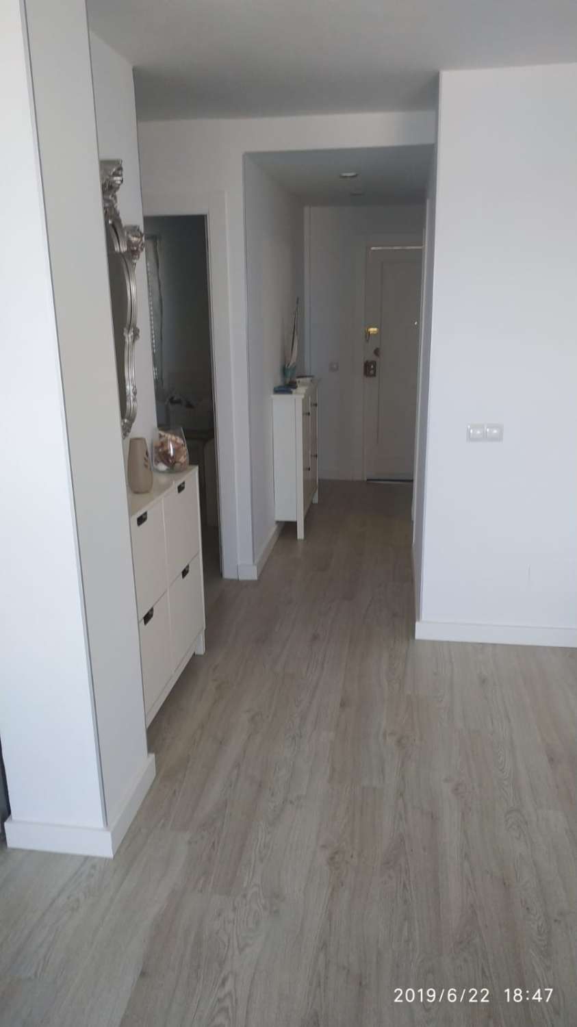 HALV SÄSONG. UTHYRES FRÅN 1.2.26 -31-5.26 TREVLIG LÄGENHET MED HAVSUTSIKT I CENTRUM AV ARROYO DE LA MIEL (BENALMADENA)