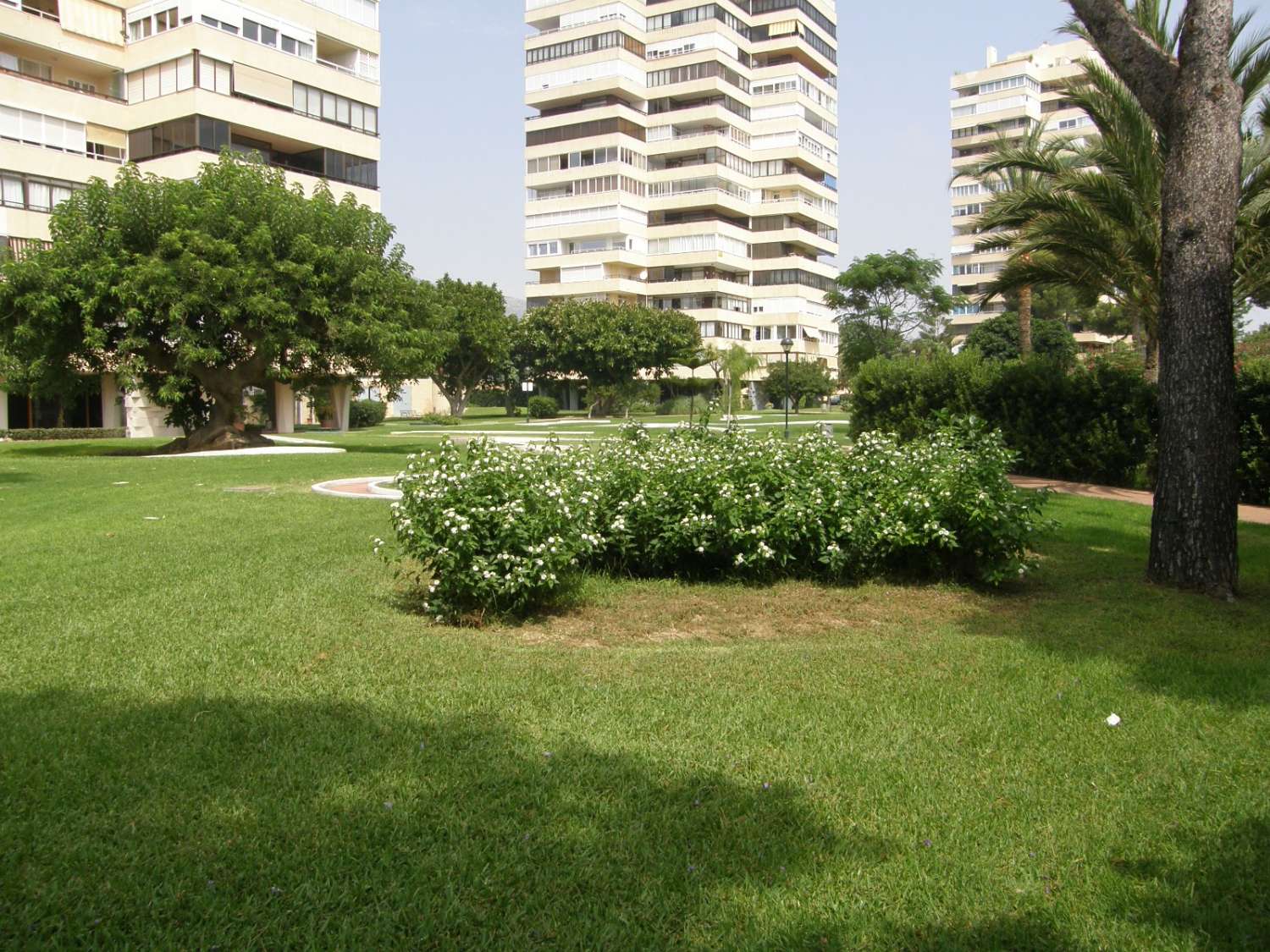 HALF SEIZOEN. MOOI APPARTEMENT TE HUUR MET GEDEELTELIJK ZEEZICHT VAN 1.9.25-30.6.26 IN PLAYAMAR (TORREMOLINOS)