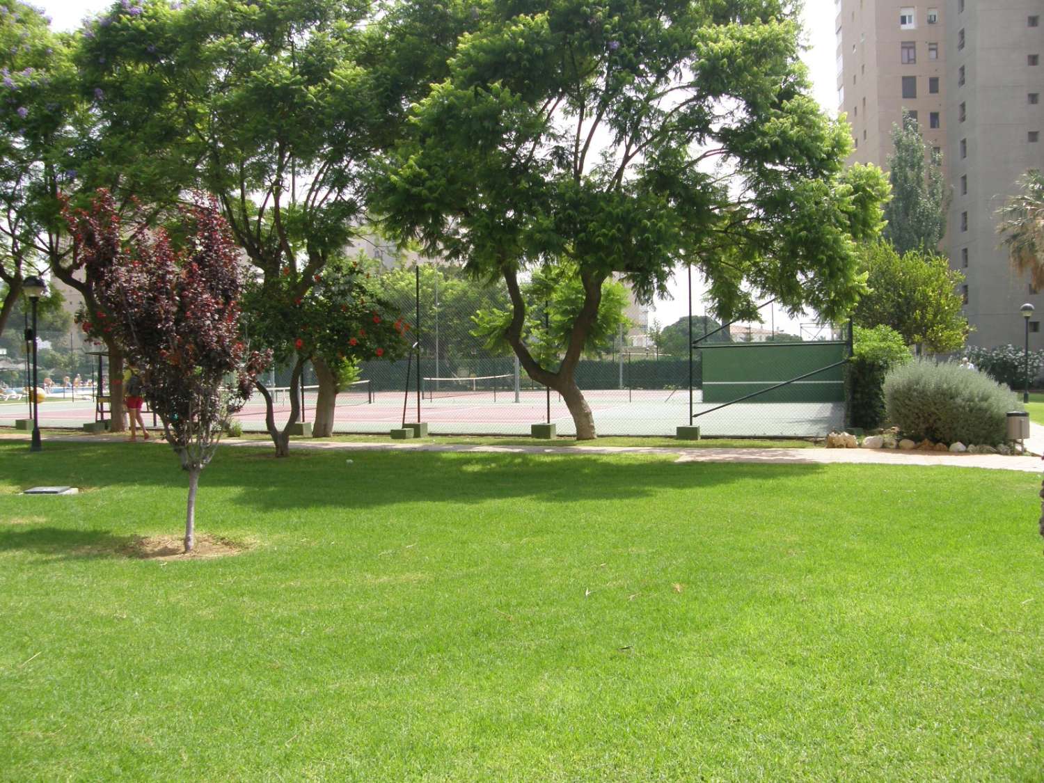 HALF SEIZOEN. MOOI APPARTEMENT TE HUUR MET GEDEELTELIJK ZEEZICHT VAN 1.9.25-30.6.26 IN PLAYAMAR (TORREMOLINOS)