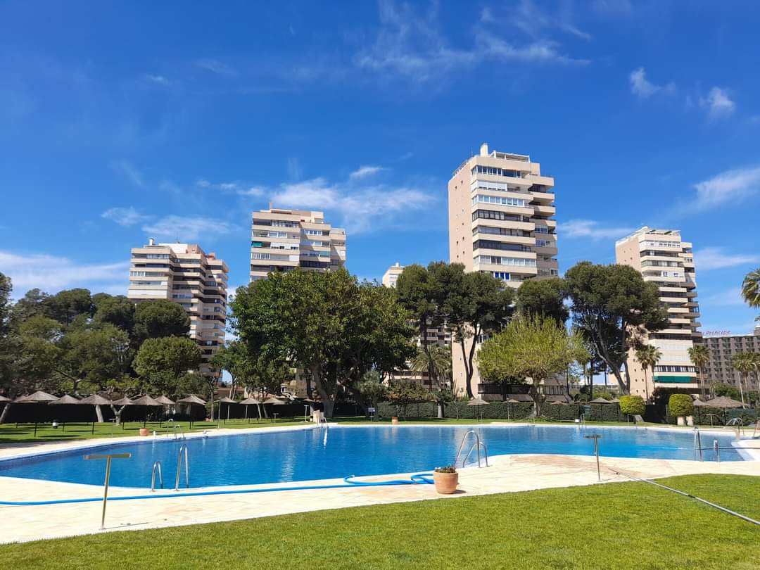 HALF SEIZOEN. MOOI APPARTEMENT TE HUUR MET GEDEELTELIJK ZEEZICHT VAN 1.9.25-30.6.26 IN PLAYAMAR (TORREMOLINOS)