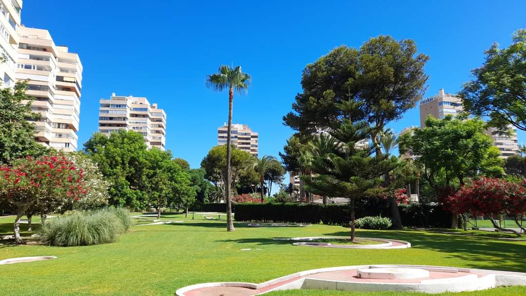 HALF SEIZOEN. MOOI APPARTEMENT TE HUUR MET GEDEELTELIJK ZEEZICHT VAN 1.9.25-30.6.26 IN PLAYAMAR (TORREMOLINOS)