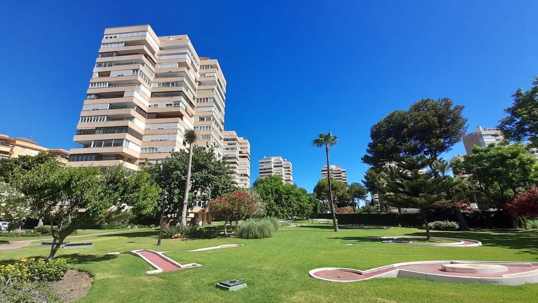 HALF SEIZOEN. MOOI APPARTEMENT TE HUUR MET GEDEELTELIJK ZEEZICHT VAN 1.9.25-30.6.26 IN PLAYAMAR (TORREMOLINOS)
