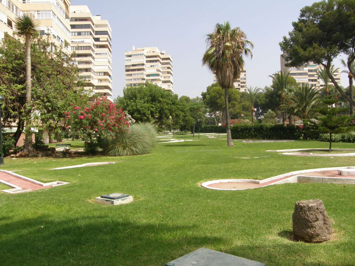 HALF SEIZOEN. MOOI APPARTEMENT TE HUUR MET GEDEELTELIJK ZEEZICHT VAN 1.9.25-30.6.26 IN PLAYAMAR (TORREMOLINOS)