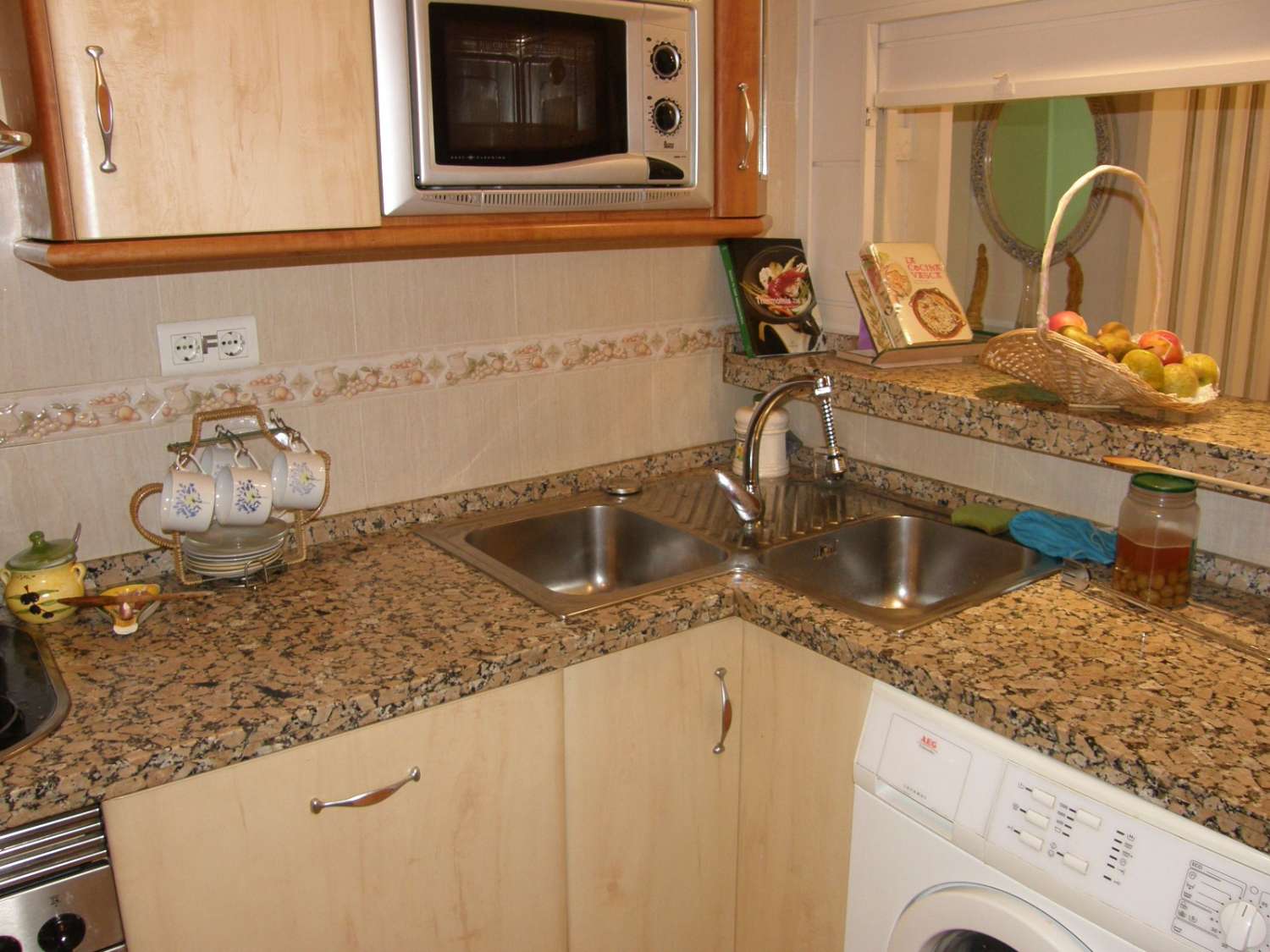 HALF SEIZOEN. MOOI APPARTEMENT TE HUUR MET GEDEELTELIJK ZEEZICHT VAN 1.9.25-30.6.26 IN PLAYAMAR (TORREMOLINOS)