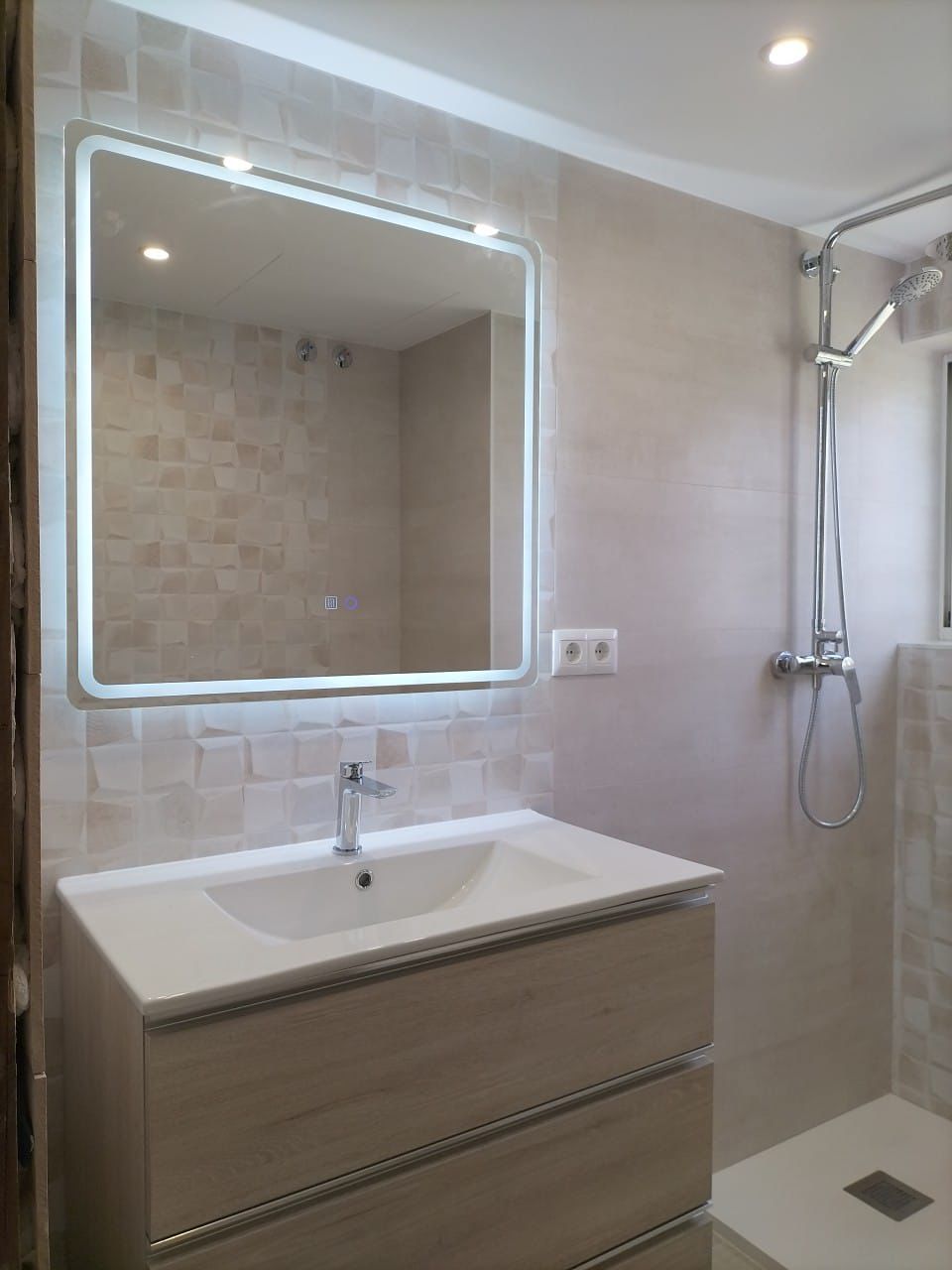 HALF SEIZOEN. MOOI APPARTEMENT TE HUUR MET GEDEELTELIJK ZEEZICHT VAN 1.9.25-30.6.26 IN PLAYAMAR (TORREMOLINOS)