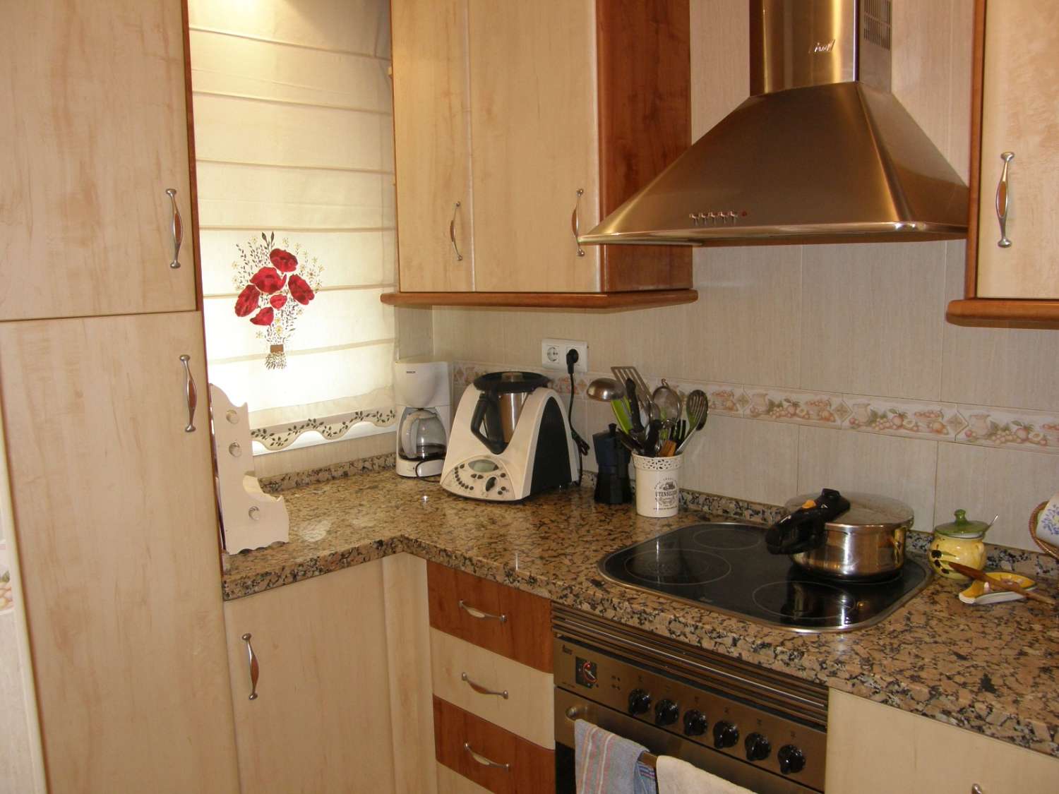 HALF SEIZOEN. MOOI APPARTEMENT TE HUUR MET GEDEELTELIJK ZEEZICHT VAN 1.9.25-30.6.26 IN PLAYAMAR (TORREMOLINOS)