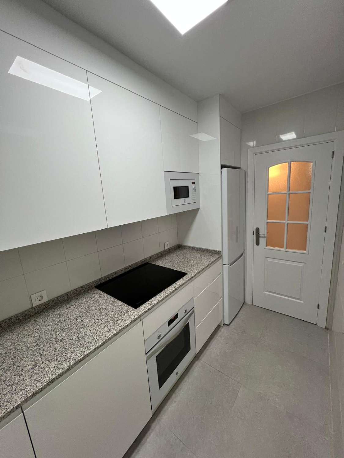 HALBE SAISON. VERMIETET VON 1/10/25 - 31/05/26 WUNDERSCHÖNE WOHNUNG MIT MEERBLICK IN FUENGIROLA