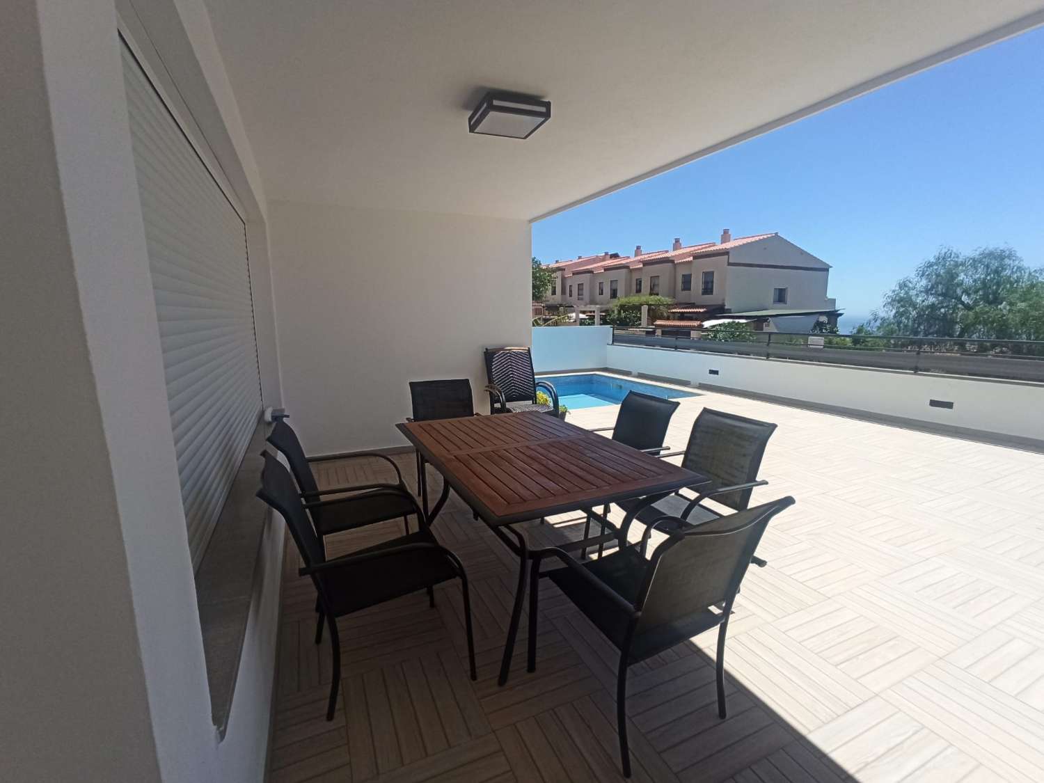 HALV SÄSONG. UTHYRES FRÅN OCH MED NU TILL 30.6.2025 OCH 01.09.2025-30.06.2026 LÄGENHET MED HAVSUTSIKT I SANTANGELO (BENALMADENA)