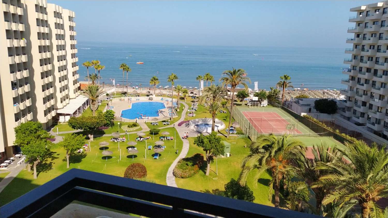 HALV SÆSON. TIL LEJE FRA 1.9.2025 - 30.6.2026 SMUKT STUDIE MED HAVN OG HAVUDSIGT I TORREMOLINOS