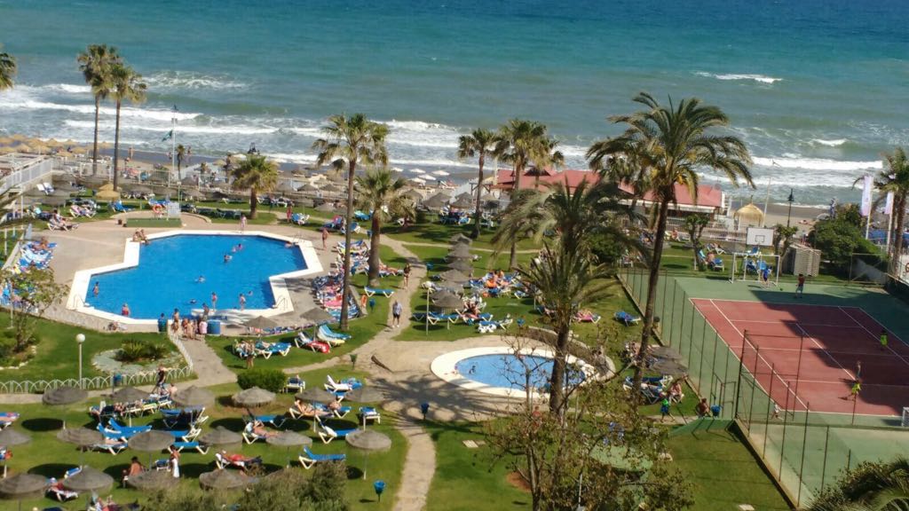 HALV SÆSON. TIL LEJE FRA 1.9.2025 - 30.6.2026 SMUKT STUDIE MED HAVN OG HAVUDSIGT I TORREMOLINOS