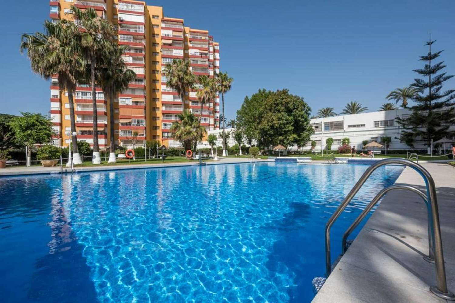 Halv säsong . Uthyres från 1.9.2025 - 30.6.2026 Trevlig 2: a raden strandlägenhet i Benalmadena