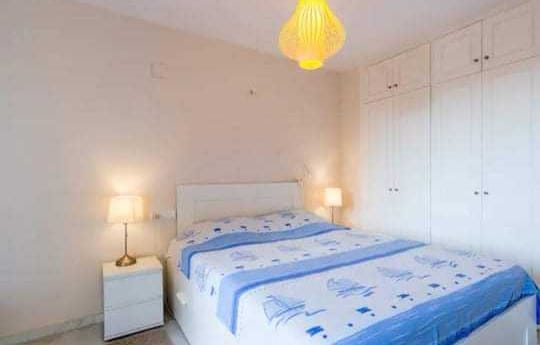 HALV SÄSONG. UTHYRES FRÅN 15 SEPTEMBER 2025 - 15 JUNI 2026 VACKER LÄGENHET MED HAVSUTSIKT PÅ 1: A RADEN AV STRANDEN I BENALMADENA