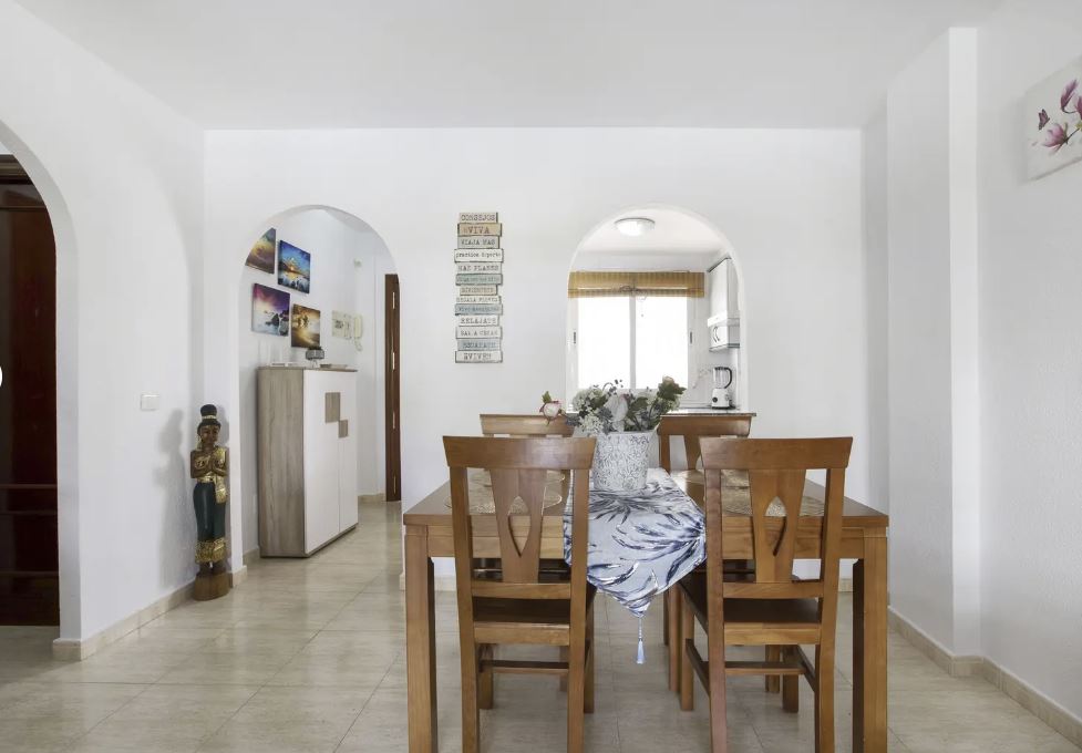 HALV SESONG. FIN LEILIGHET I FØRSTE ETASJE TIL LEIE FRA 2.5.25-30.6,25 OG FRA 1.9.25-30.6.26 ENBENALMADENA