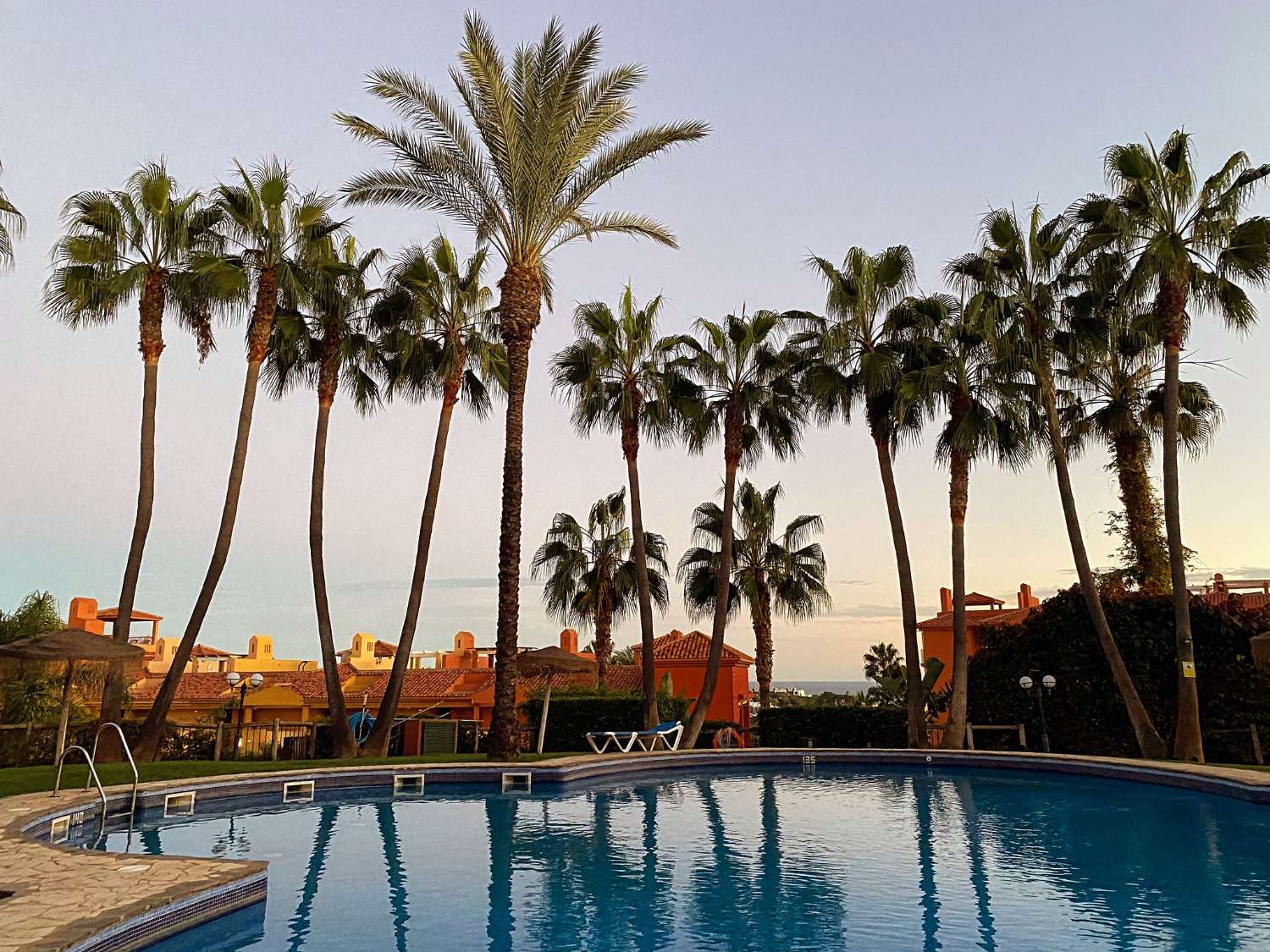 MOYENNE SAISON. MAGNIFIQUE APPARTEMENT À LOUER DANS LE QUARTIER DE CABOPINO AVEC VUE SUR LA MER (MARBELLA)