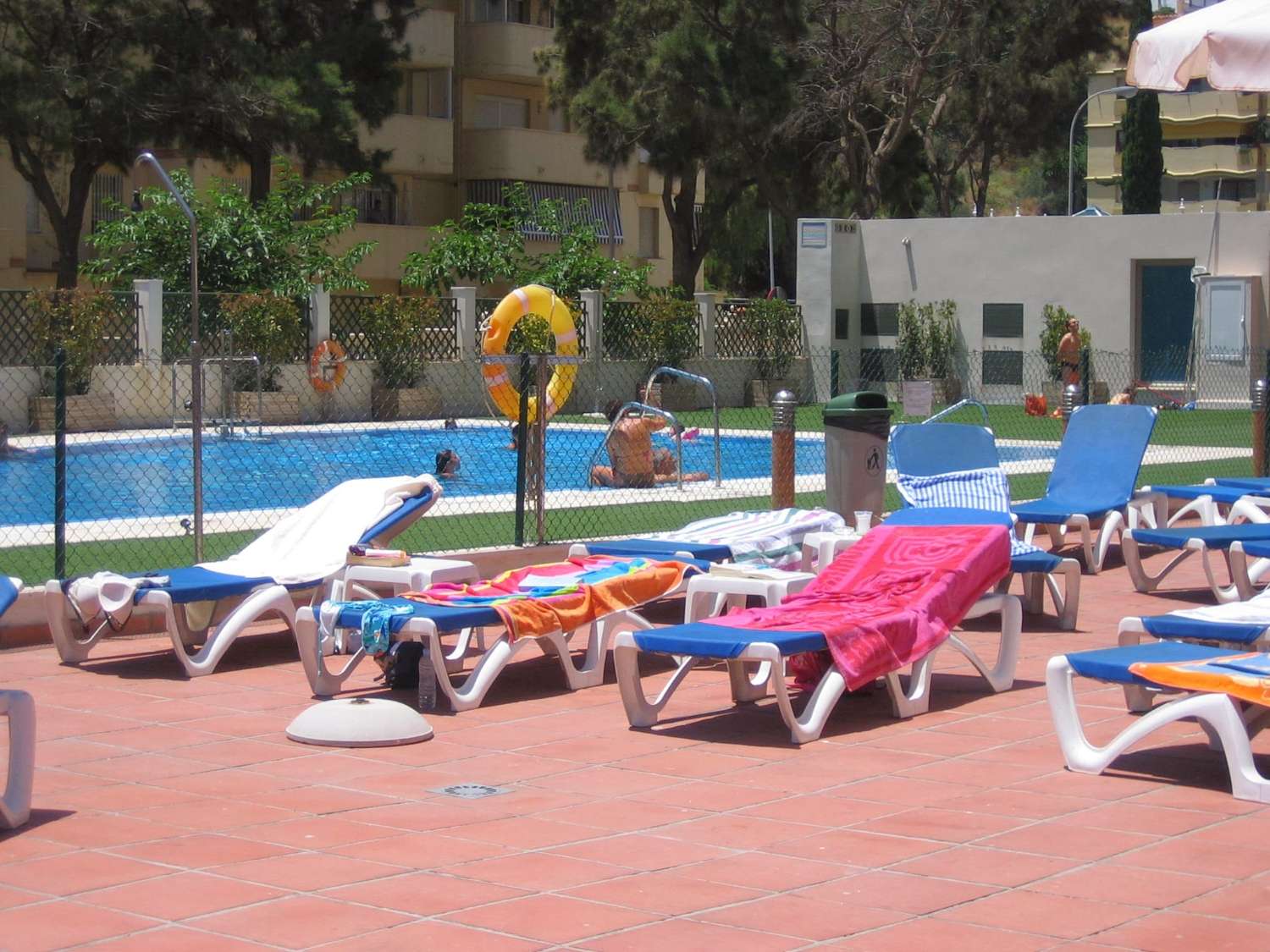 HALV SÄSONG. UTHYRES FRÅN 1.4.25-30.6.25 OCH FRÅN 1.9.25-30.6.26 TREVLIG LÄGENHET MED HAVSUTSIKT 200 METER FRÅN STRANDEN I BENALMADENA