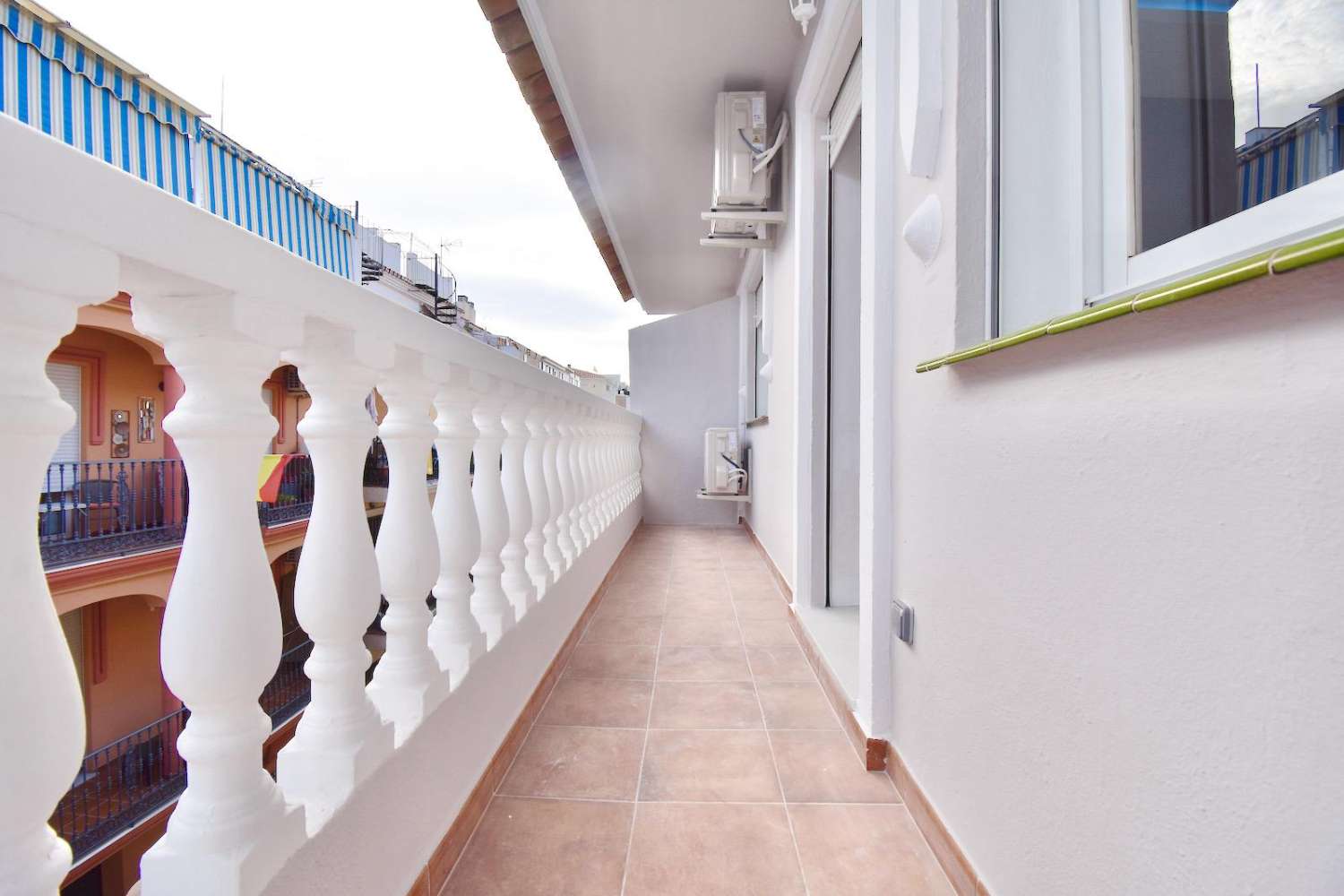 MEZZA STAGIONE. IN AFFITTO DAL 01.09.25-30.06.26 GRAZIOSO APPARTAMENTO MODERNO NELLA ZONA DI LAS LAGUNAS (FUENGIROLA)