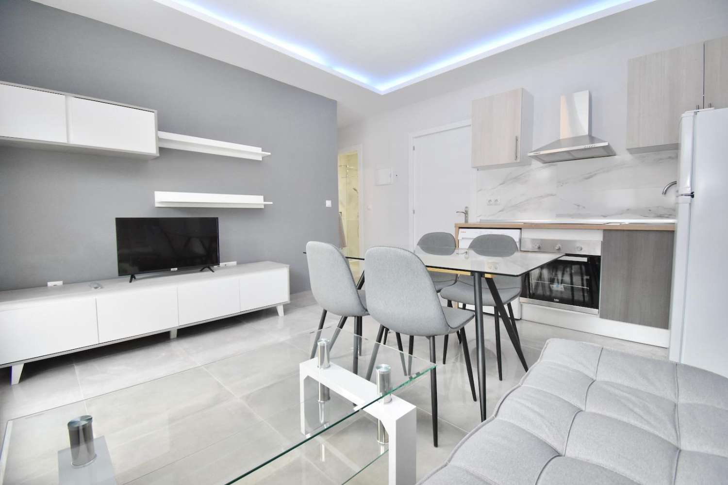 MEZZA STAGIONE. IN AFFITTO DAL 01.09.25-30.06.26 GRAZIOSO APPARTAMENTO MODERNO NELLA ZONA DI LAS LAGUNAS (FUENGIROLA)