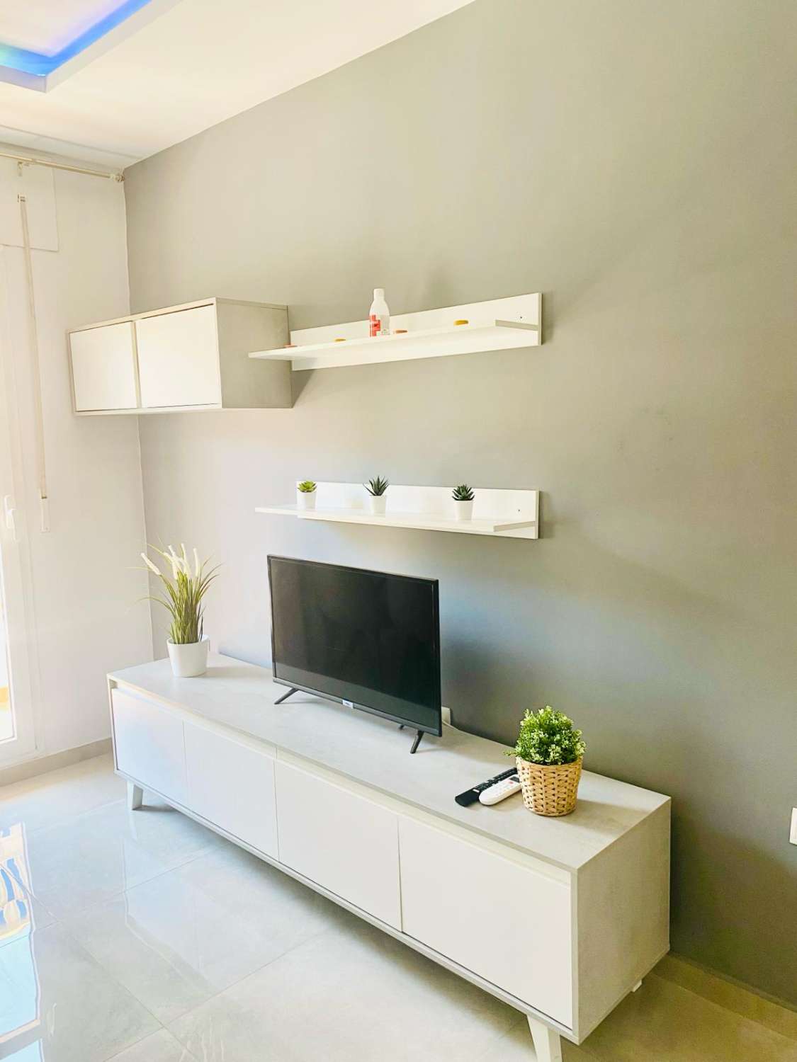 MEZZA STAGIONE. IN AFFITTO DAL 01.09.25-30.06.26 GRAZIOSO APPARTAMENTO MODERNO NELLA ZONA DI LAS LAGUNAS (FUENGIROLA)