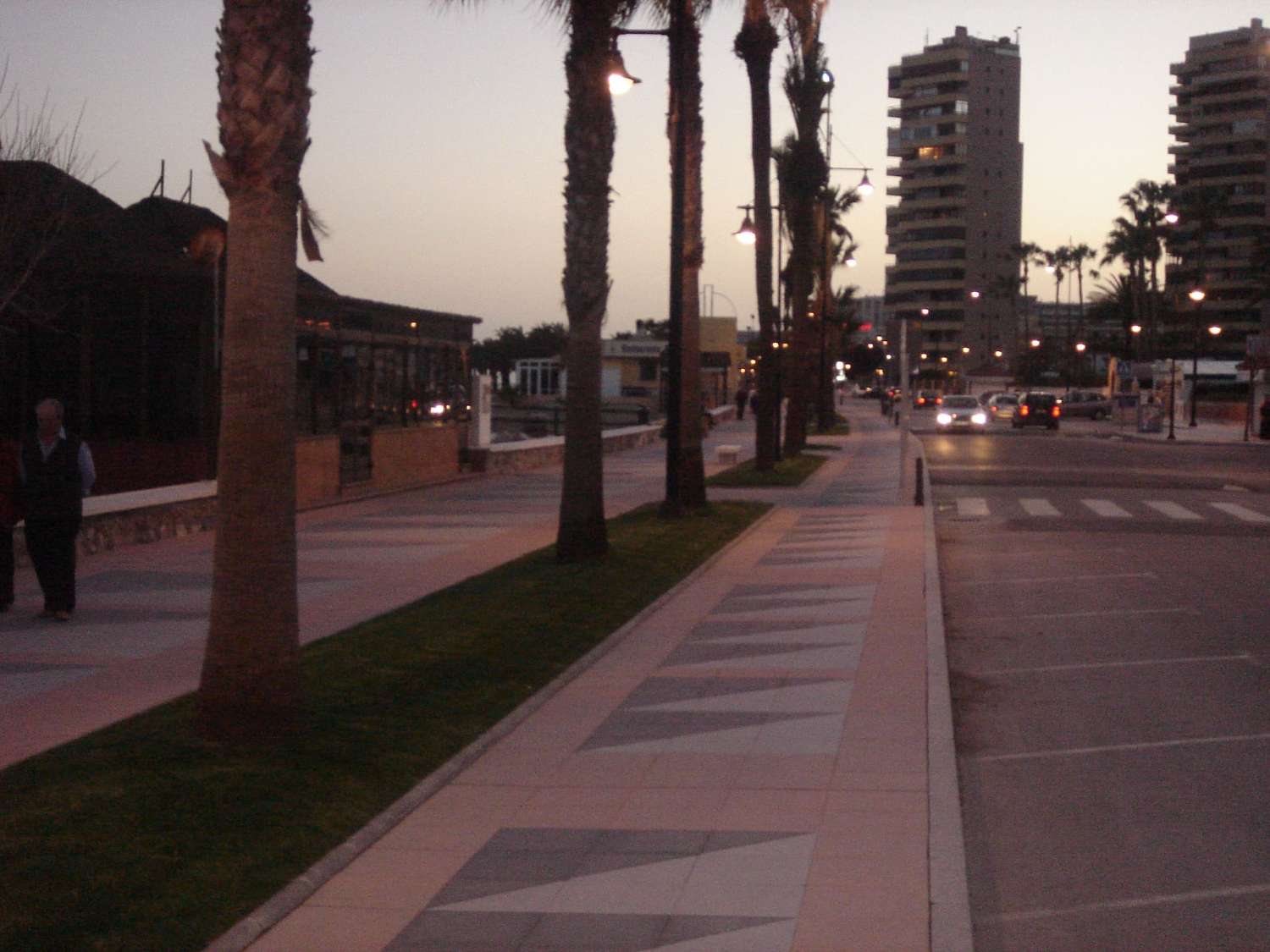 MEZZA STAGIONE. In affitto dal 01/9/25 - 30/06/26 Grazioso appartamento sulla spiaggia di 1a linea con vista sul mare a Playamar (Torremolinos)