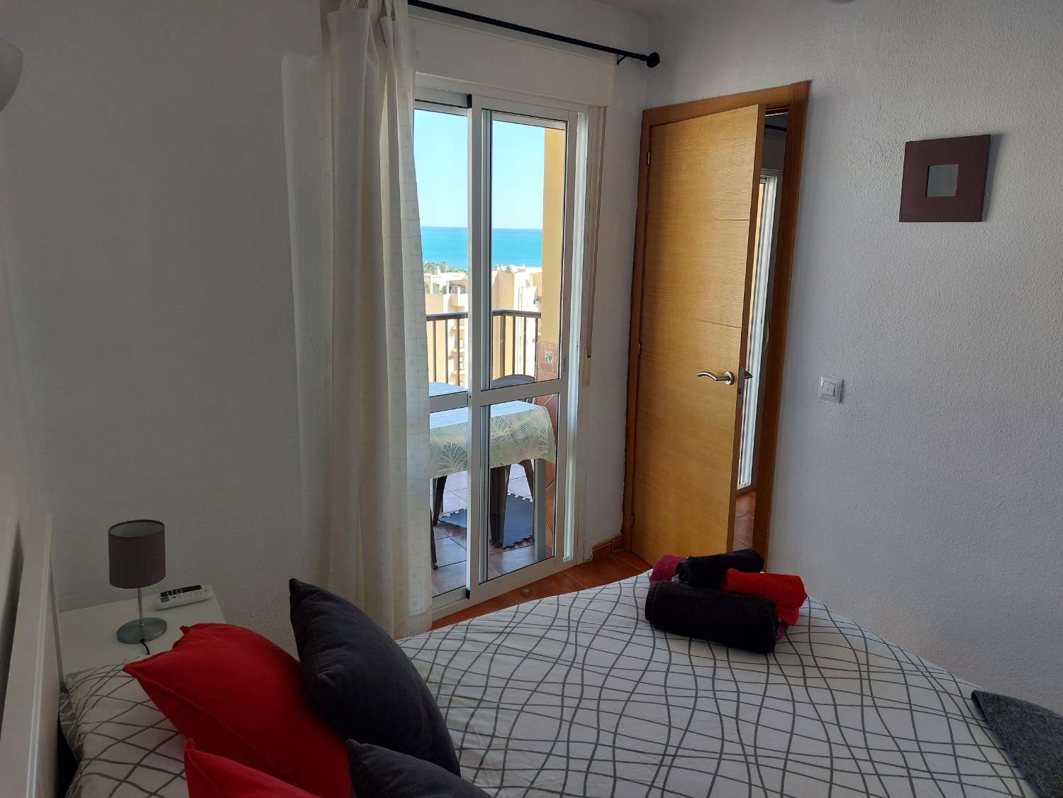 MEZZA STAGIONE. In affitto dal 01/9/25 - 30/06/26 Grazioso appartamento sulla spiaggia di 1a linea con vista sul mare a Playamar (Torremolinos)