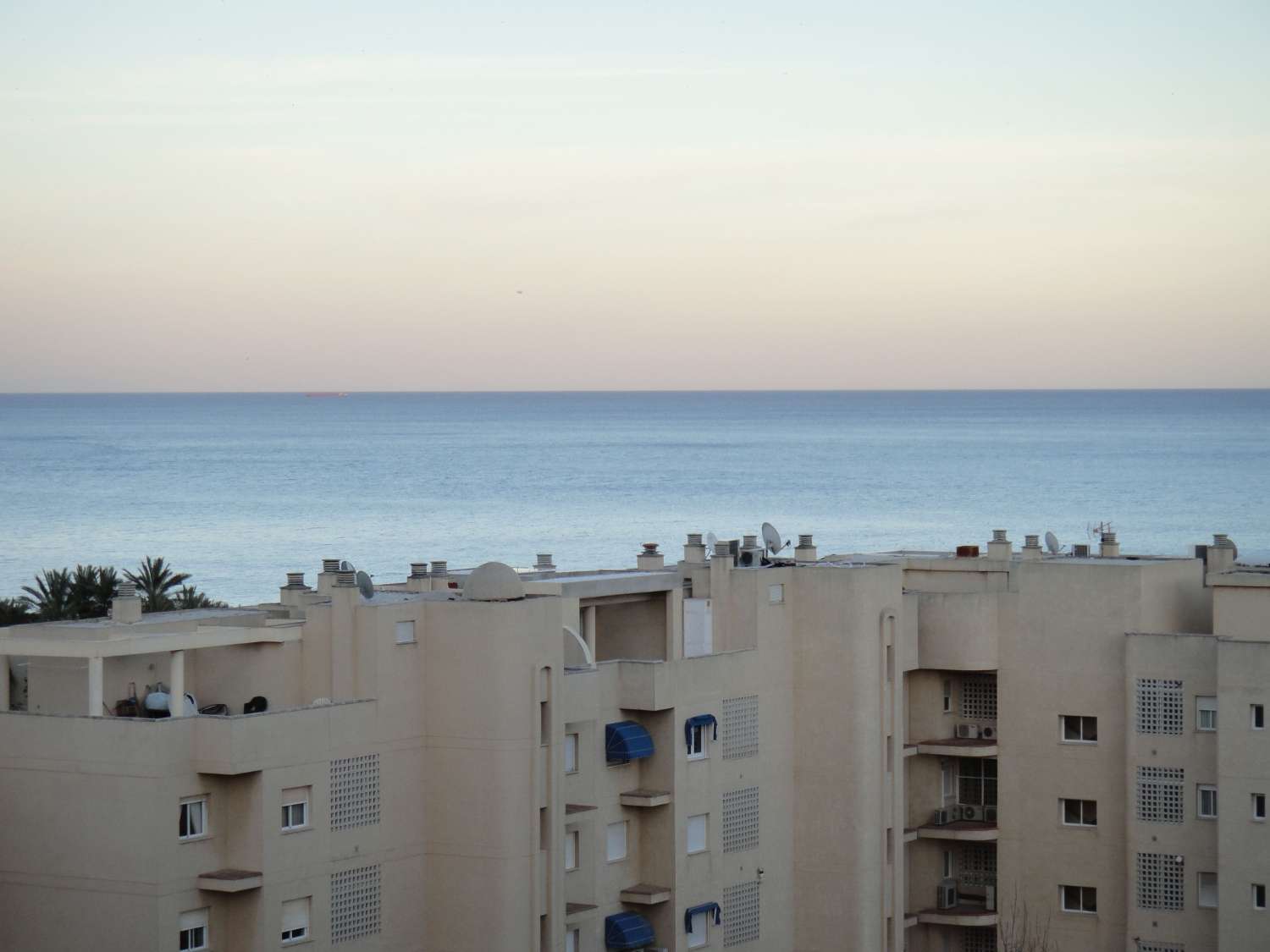 MEZZA STAGIONE. In affitto dal 01/9/25 - 30/06/26 Grazioso appartamento sulla spiaggia di 1a linea con vista sul mare a Playamar (Torremolinos)
