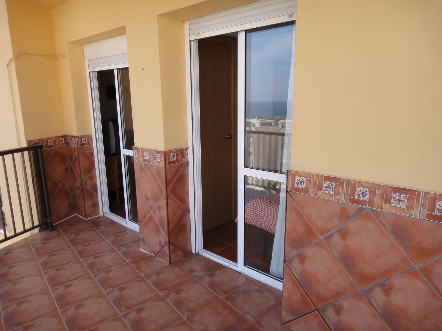 MEZZA STAGIONE. In affitto dal 01/9/25 - 30/06/26 Grazioso appartamento sulla spiaggia di 1a linea con vista sul mare a Playamar (Torremolinos)