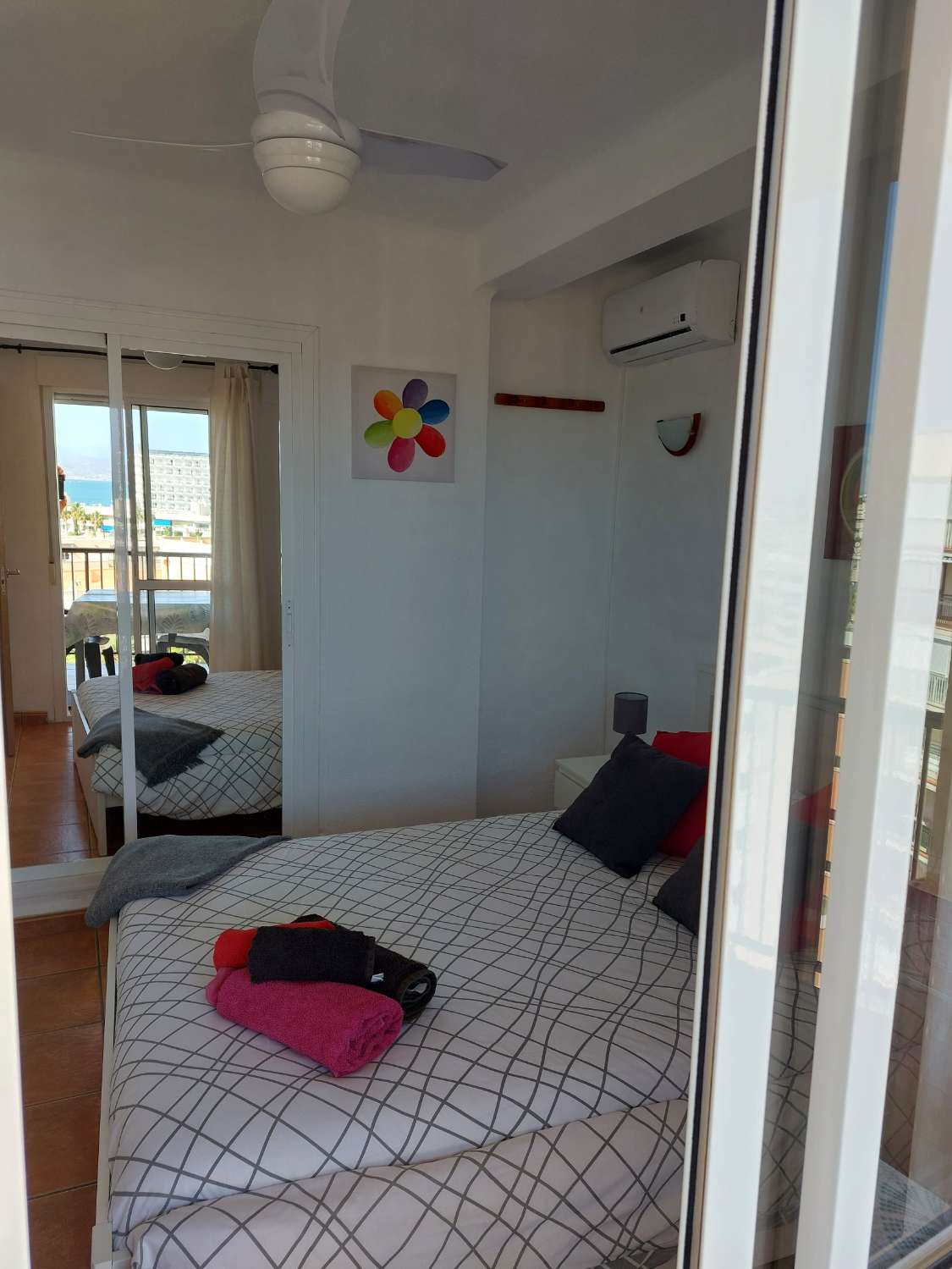 MEZZA STAGIONE. In affitto dal 01/9/25 - 30/06/26 Grazioso appartamento sulla spiaggia di 1a linea con vista sul mare a Playamar (Torremolinos)