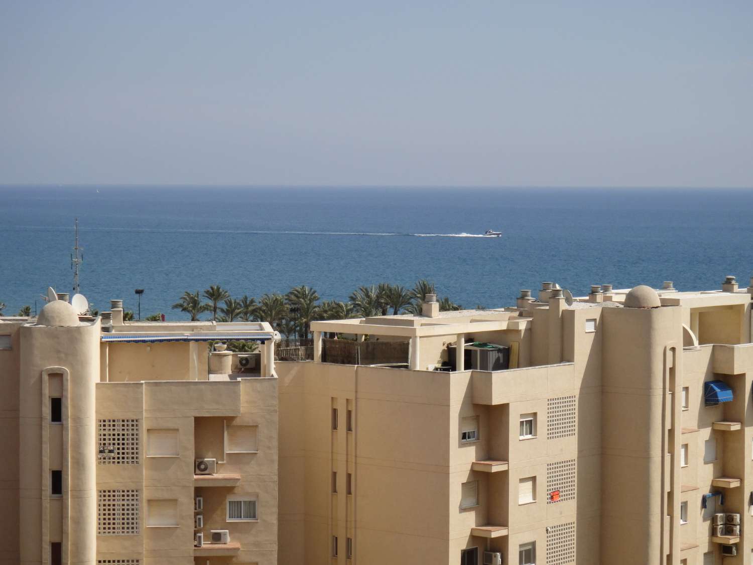 MEZZA STAGIONE. In affitto dal 01/9/25 - 30/06/26 Grazioso appartamento sulla spiaggia di 1a linea con vista sul mare a Playamar (Torremolinos)
