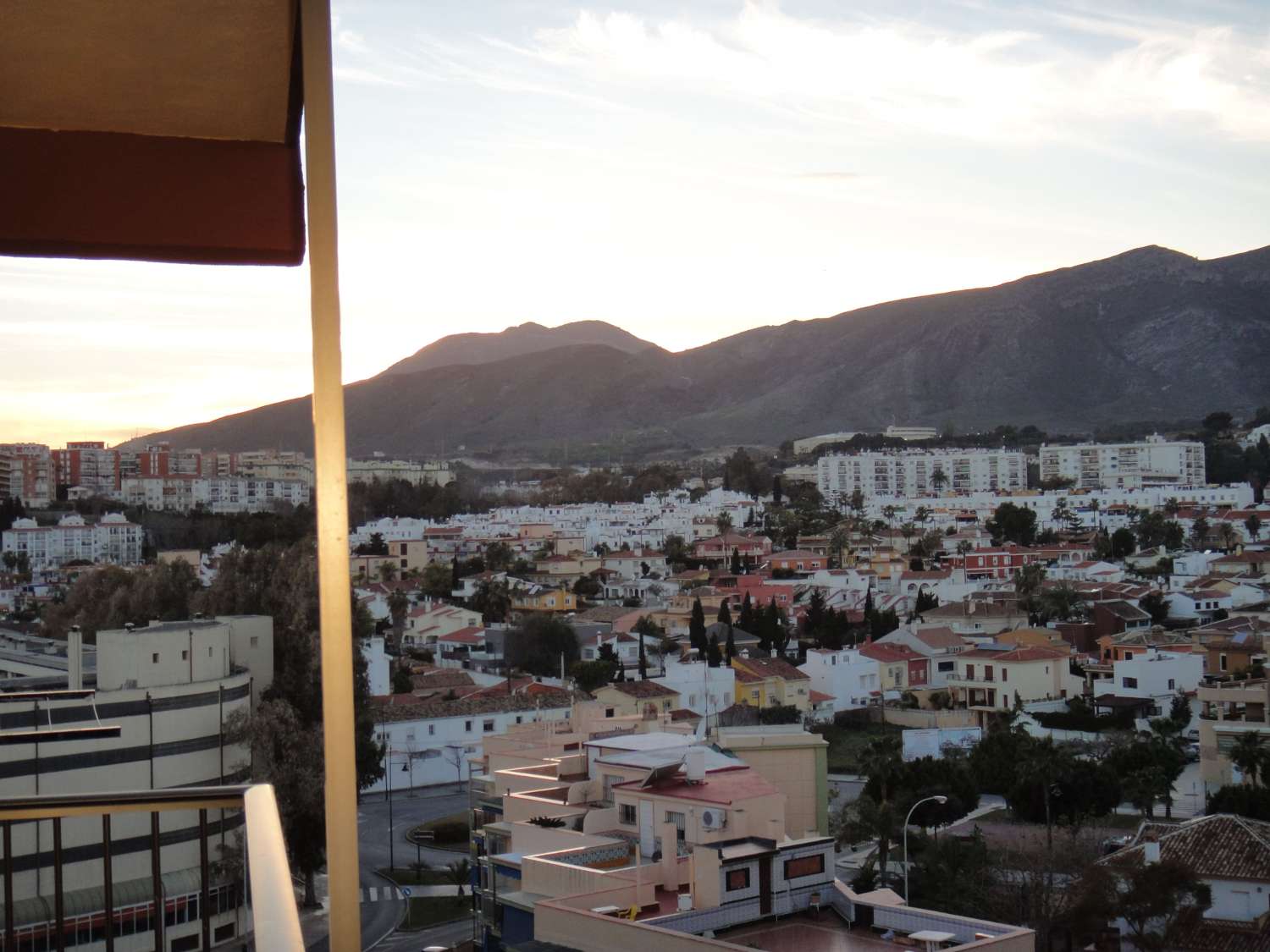 MEZZA STAGIONE. In affitto dal 01/9/25 - 30/06/26 Grazioso appartamento sulla spiaggia di 1a linea con vista sul mare a Playamar (Torremolinos)