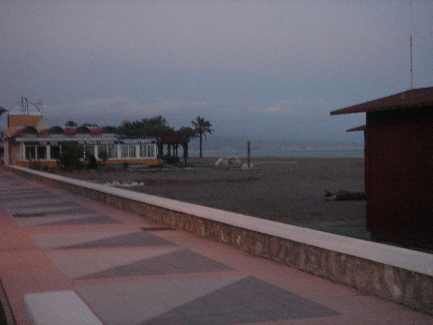 MEZZA STAGIONE. In affitto dal 01/9/25 - 30/06/26 Grazioso appartamento sulla spiaggia di 1a linea con vista sul mare a Playamar (Torremolinos)
