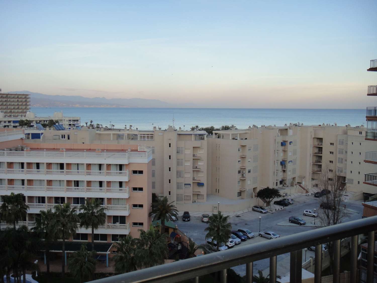 MEZZA STAGIONE. In affitto dal 01/9/25 - 30/06/26 Grazioso appartamento sulla spiaggia di 1a linea con vista sul mare a Playamar (Torremolinos)