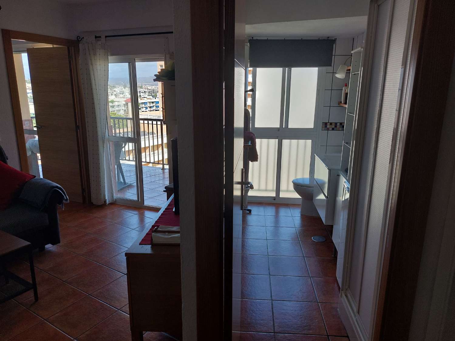 MEZZA STAGIONE. In affitto dal 01/9/25 - 30/06/26 Grazioso appartamento sulla spiaggia di 1a linea con vista sul mare a Playamar (Torremolinos)